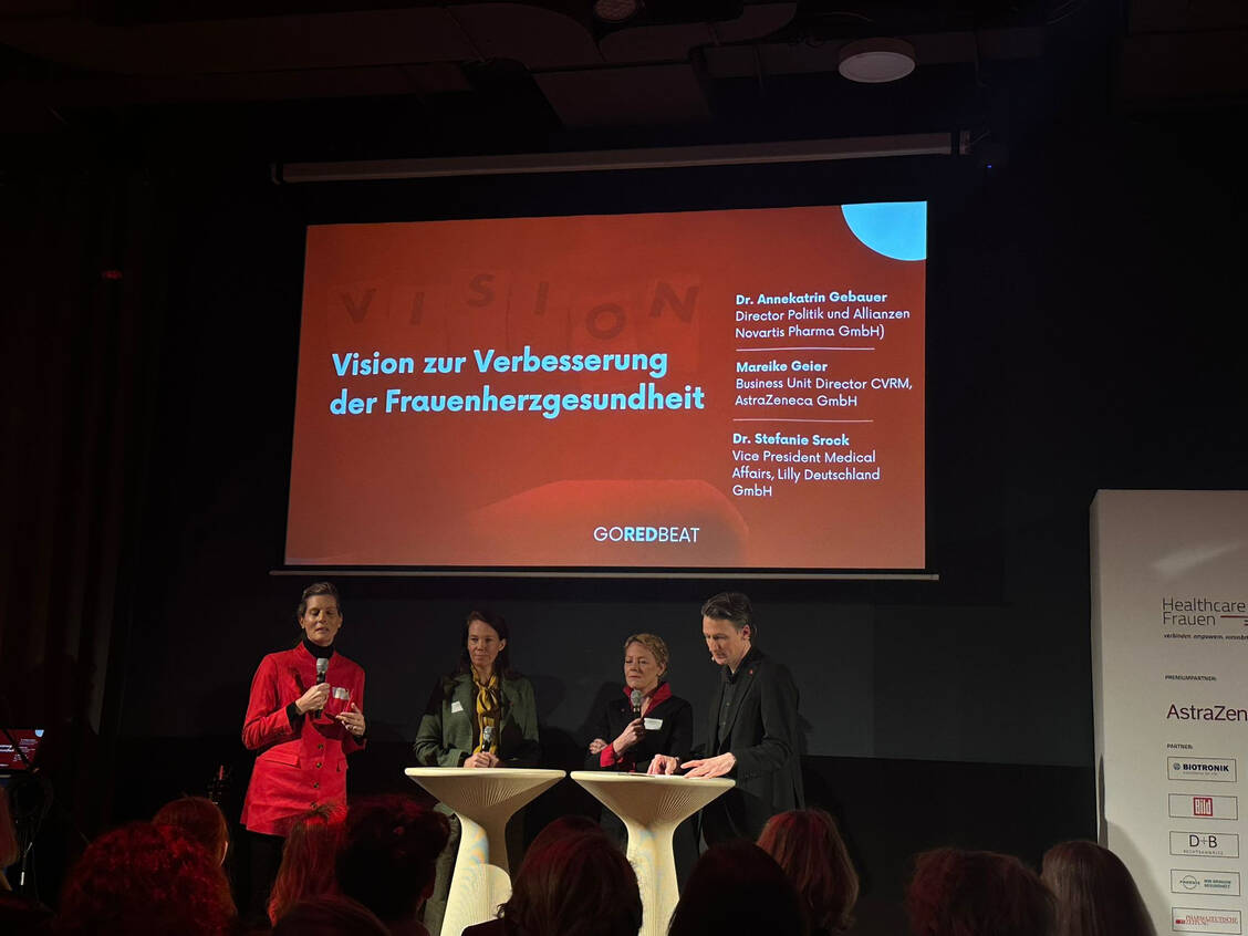 Von links: Mareike Geier, Stefanie Srock und Annkatrin Gebauer sprechen mit Moderator Alexandrer Müller über die Handlungsmöglichkeiten der Hersteller für eine bessere Frauenherzgesundheit.  / © PZ / Paulina Kamm
