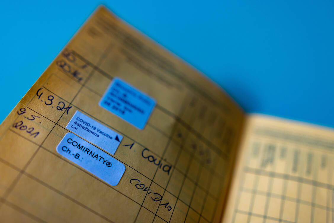 Bis Mitte März sollten jüngere Menschen bevorzugt mit dem Covid-19-Impfstoff von Astra-Zeneca geimpft werden. Dann drehte sich die Empfehlung und Biontechs Vakzine wurde als zweite Dosis empfohlen. / Foto: Imago Images/Nicolaj Zownir