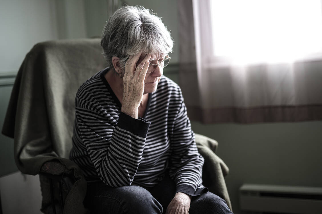 Ältere Menschen mit Depressionen werden häufig nicht adäquat behandelt. Foto: Shutterstock/Lopolo