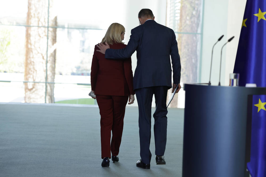 Bundesheitsministerin Nina Warken und Kanzler Friedrich Merz haben gemeinsam das GKV-Sparpaket vorgestellt. / © Imago/Metodi Popow