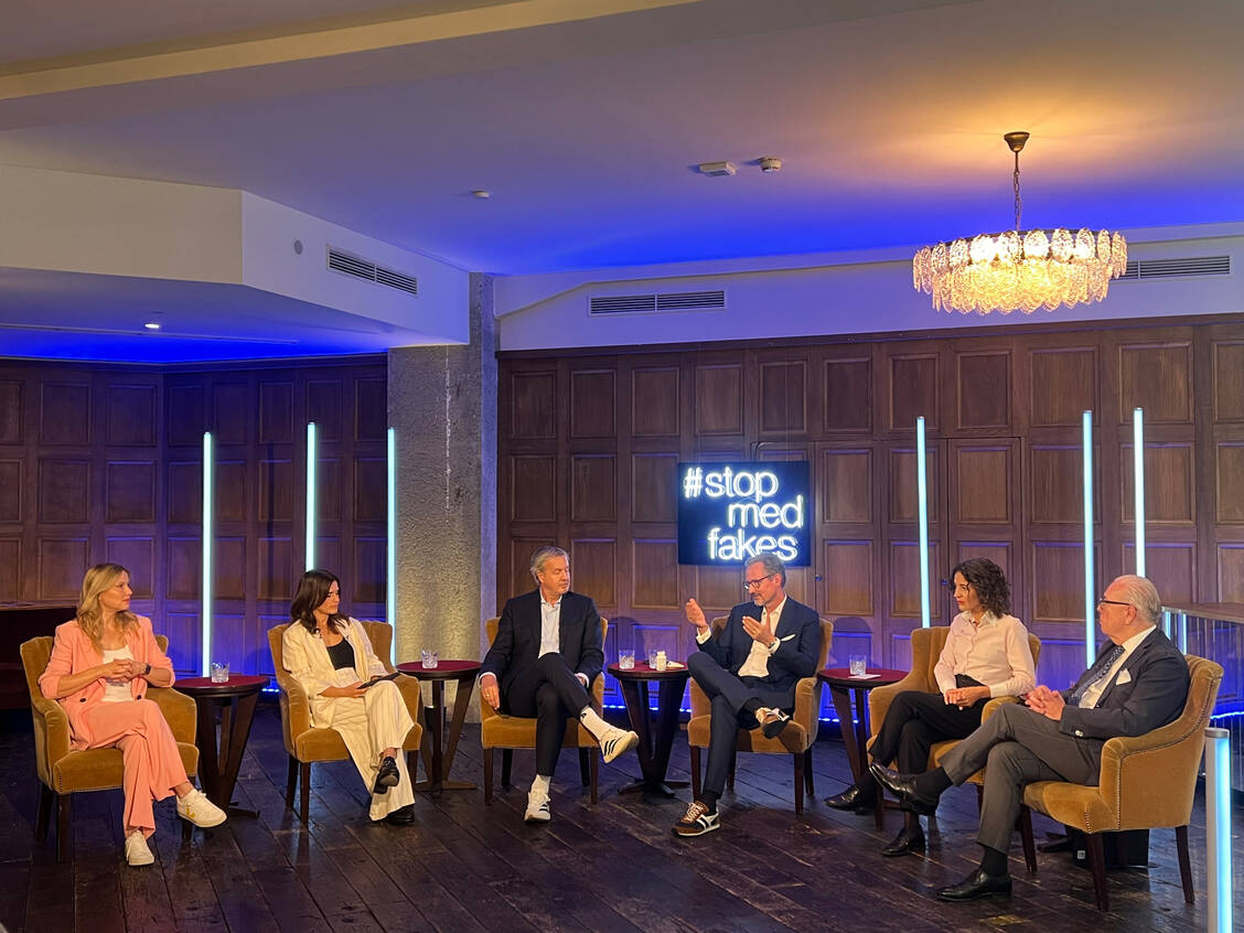(v.l.n.r.): Julia Fischer (Ärztin, Journalistin, Moderatorin und Medfluencerin), Moderatorin Yara Hoffmann, Andreas Arntzen (CEO Wort & Bild Verlag), Eckart von Hirschhausen (Arzt, Moderator, Wissenschaftsjournalist), Anna-Lena von Hodenberg (Mitbegründerin von HateAid) und Klaus Reinhardt (Präsident der Bundesärztekammer) diskutierten über die große Gefahr von KI-Deepfakes im Internet. / © PZ/Melanie Höhn