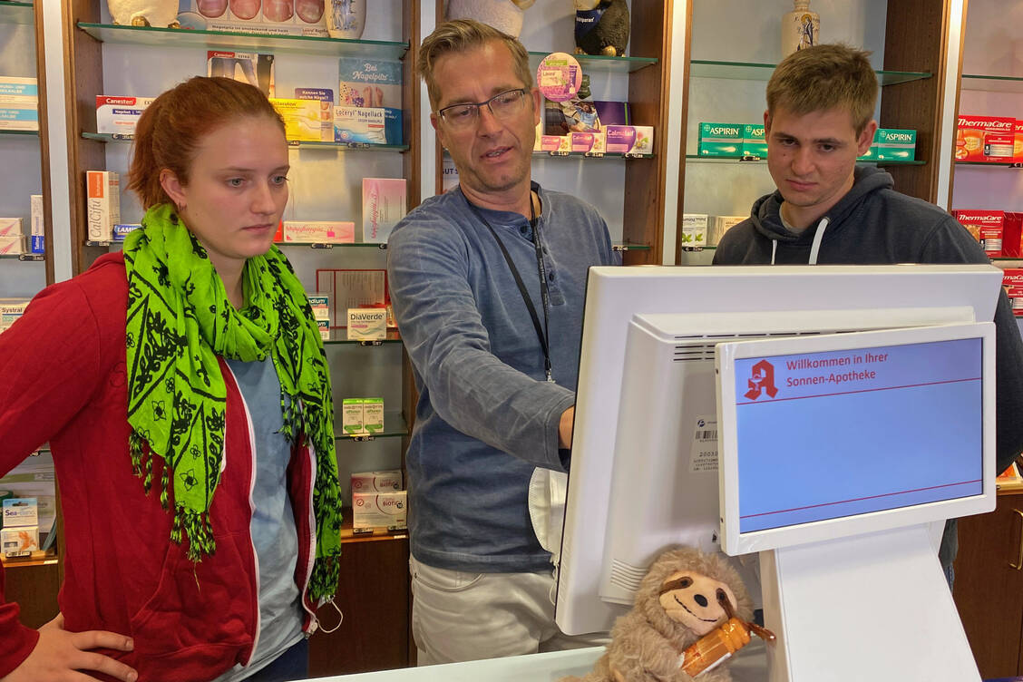 Die Medizinstudierenden Vivien Reifurth (links) und Ben Schlenker beim Besuch in der Apotheke von Dr. Lars-Alexander Mohrenweiser. / Foto: Katrin Pohl/AKSA