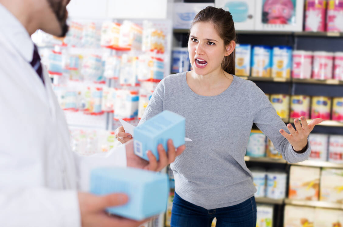 Apothekerinnen und Apotheker sollen nach dem Gesetzentwurf bei Angriffen strafrechtlich besser geschützt werden. / © Adobe Stock/JackF_Iakov Filimonov