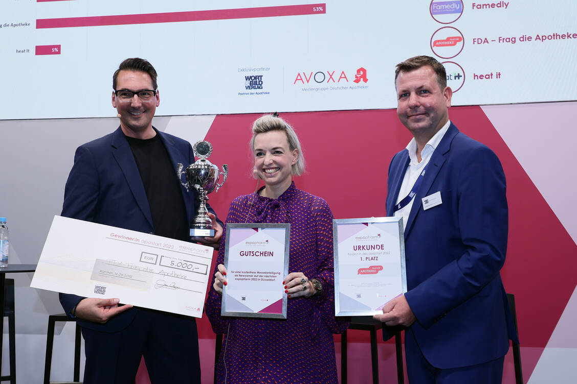»Wir bringen die Menschen zurück zu 100 Prozent Beratung«, sagte Steffen Kuhnert (l.), Geschäftsführer von »Frag die Apotheke«, beim gestrigen Apostart-Finale. Moderatorin Inga Bergen und Jan Wagner, Leiter Gesamtbetrieb beim Wort & Bild-Verlag, gratulierten. / Foto: PZ/Alois Müller