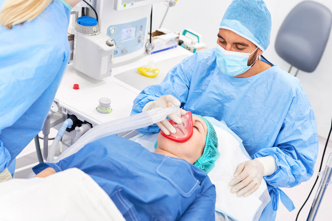 Ob stationär oder ambulant: Die meisten Operationen wären ohne Anästhetika nicht denkbar. / Foto: Adobe Stock/Robert Kneschke