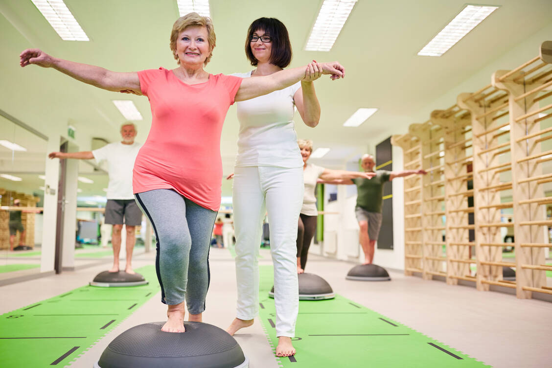 Training ist unerlässlich: Krafttraining wirkt dem Muskelabbau entgegen, Gleichgewichtstraining soll das Sturzrisiko verringern. / Foto: Adobe Stock/Robert Kneschke