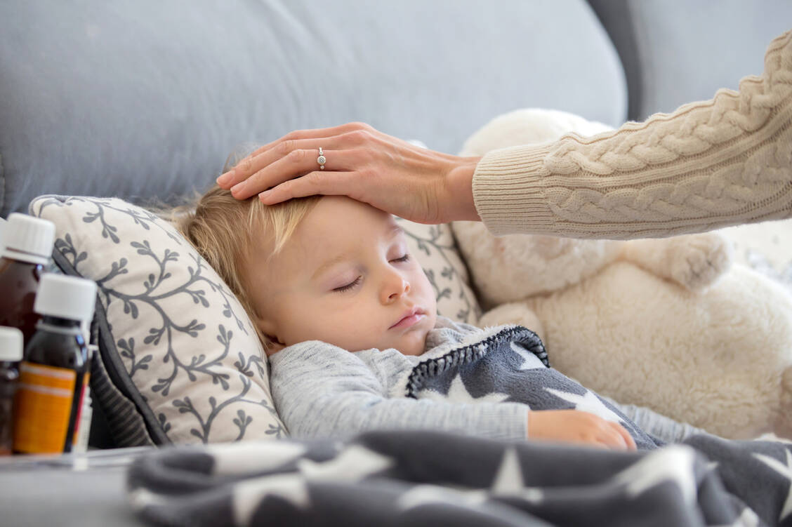 Es entstehe »unsinnige Bürokratie«, wenn Eltern für ihre Kinder schon ab dem ersten Krankheitstag ein Attest vom Kinderarzt vorlegen müssten, sagte Bundesgesundheitsminister Karl Lauterbach.  / Foto: Adobe Stock/Tomsickova