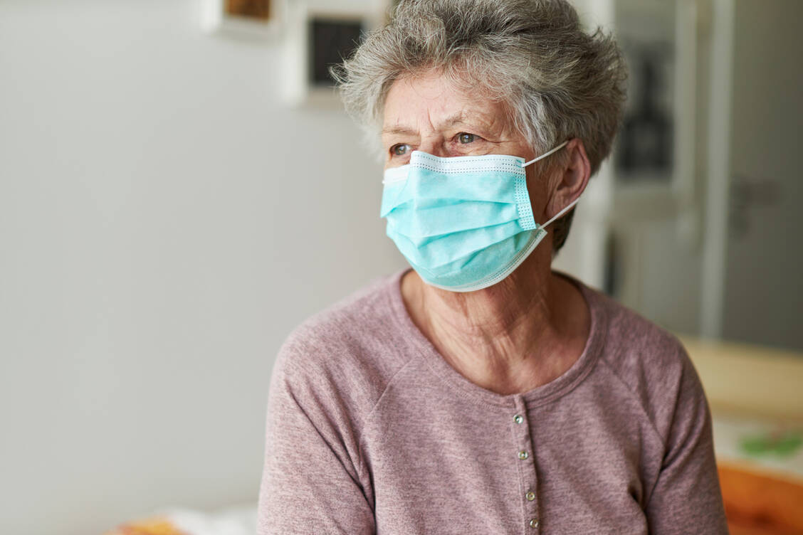 Das Risiko, wegen Covid-19 hospitalisiert zu werden, ist mittlerweile für die allermeisten Menschen sehr gering. Durch die rechtzeitige Gabe von antiviralen Medikamenten kann es auch bei Risikopatienten gesenkt werden. / Foto: Getty Images/2K Studio