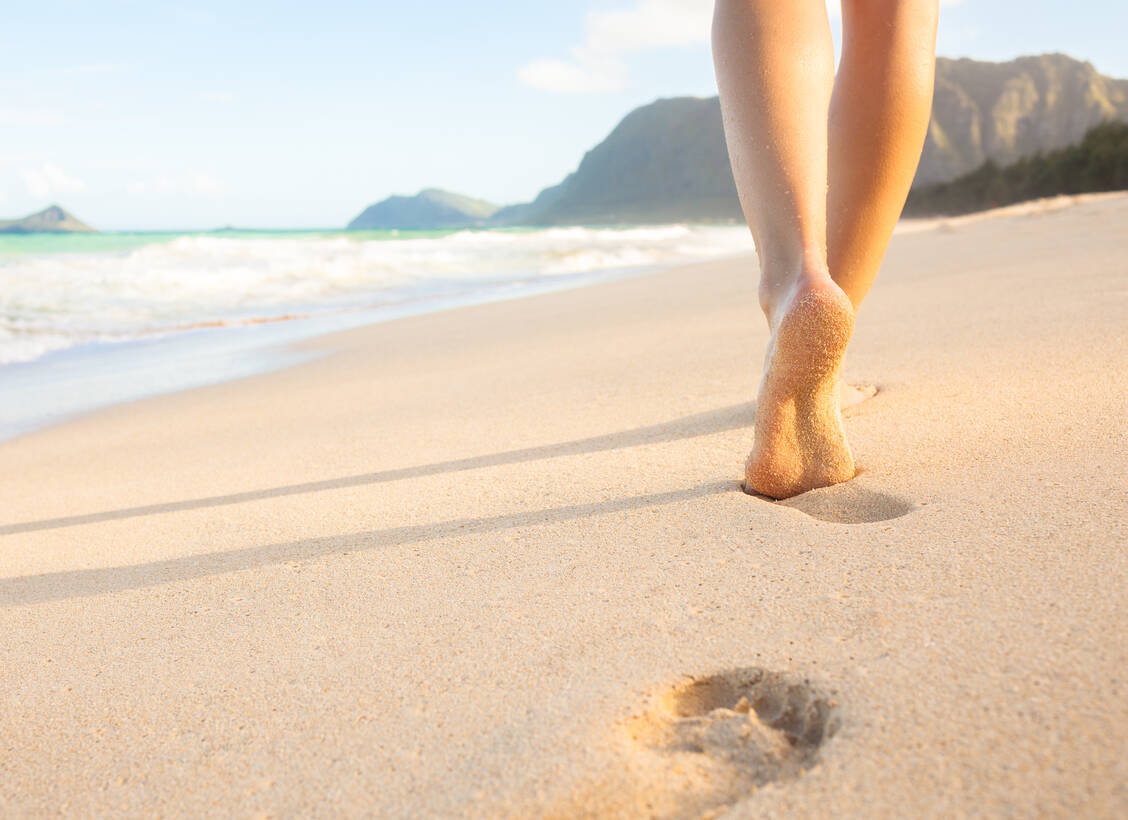 In manchen Regionen der Welt ist Barfußlaufen am Strand keine gute Idee. Gerade in tropischen Gebieten kann man sich so Infektionen mit Sandflöhen oder Larven von Hakenwürmern zuziehen. / Foto: Adoba Stock/kieferpix