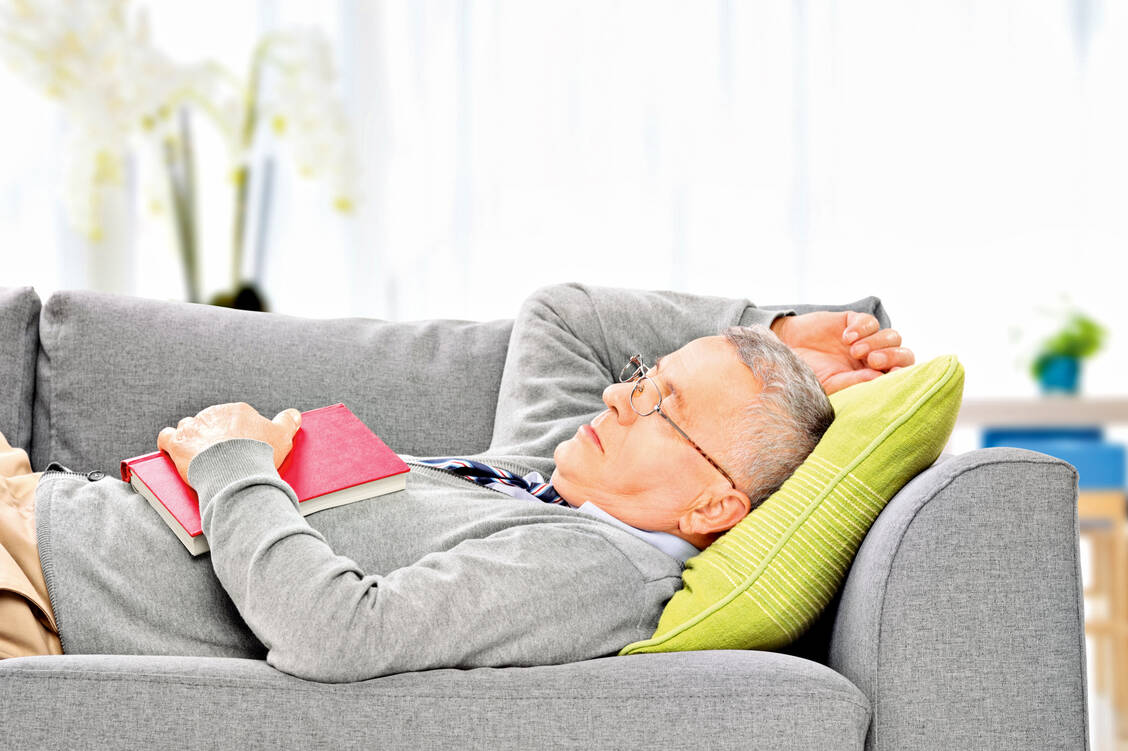 Für viele Menschen gibt es nichts Gemütlicheres als ein kleines Mittagsschläfchen. Eine Studie zeigt nun, dass das nicht zwangsläufig den folgenden Nachtschlaf beeinträchtigt. / Foto: Shutterstock/Ljupco Smokovski