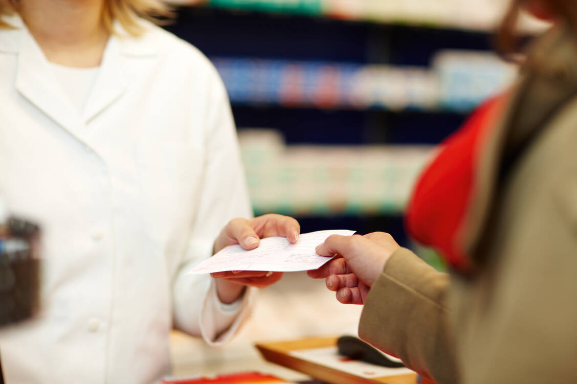 Den Plan, Ärzte zu verpflichten, die Dosierung des Medikaments auf dem Rezept anzugeben, halten die Internisten für nicht zielführend. Schließlich bleibe die Verordnung in der Apotheke. / Foto: Fotolia/Schwier