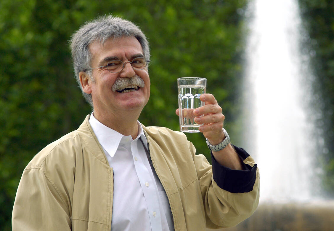 Wichtig gegen Durst und Austrocknung – aber das Wasser muss auch wieder raus aus dem Körper. / Foto: Adobe Stock/Udo Kroener