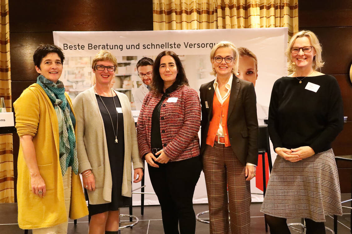 Sektorübergreifende Zusammenarbeit ist sinnvoll, darin waren sich Barbara Steffens, Gabriele Stöcker, Lorena Dini und Doris Schönwald (v.l.) einig. Die Diskussion zum Thema Frauengesundheit beim OTC-Gipfel moderierte Marija Bakker (rechts). / Foto: AV Nordrhein/Alois Müller