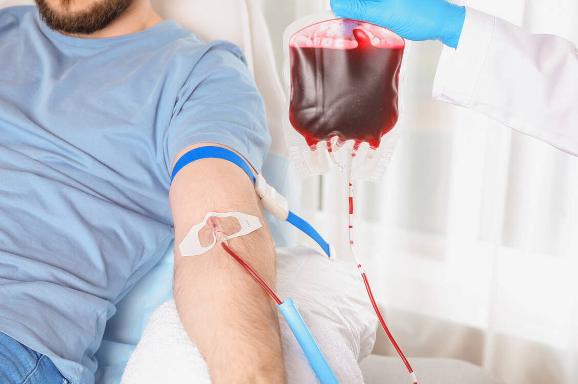 Patienten mit einer schweren Form der β-Thalassämie sind lebenslang auf Bluttransfusionen angewiesen.  / Foto: Adobe Stock/New Africa