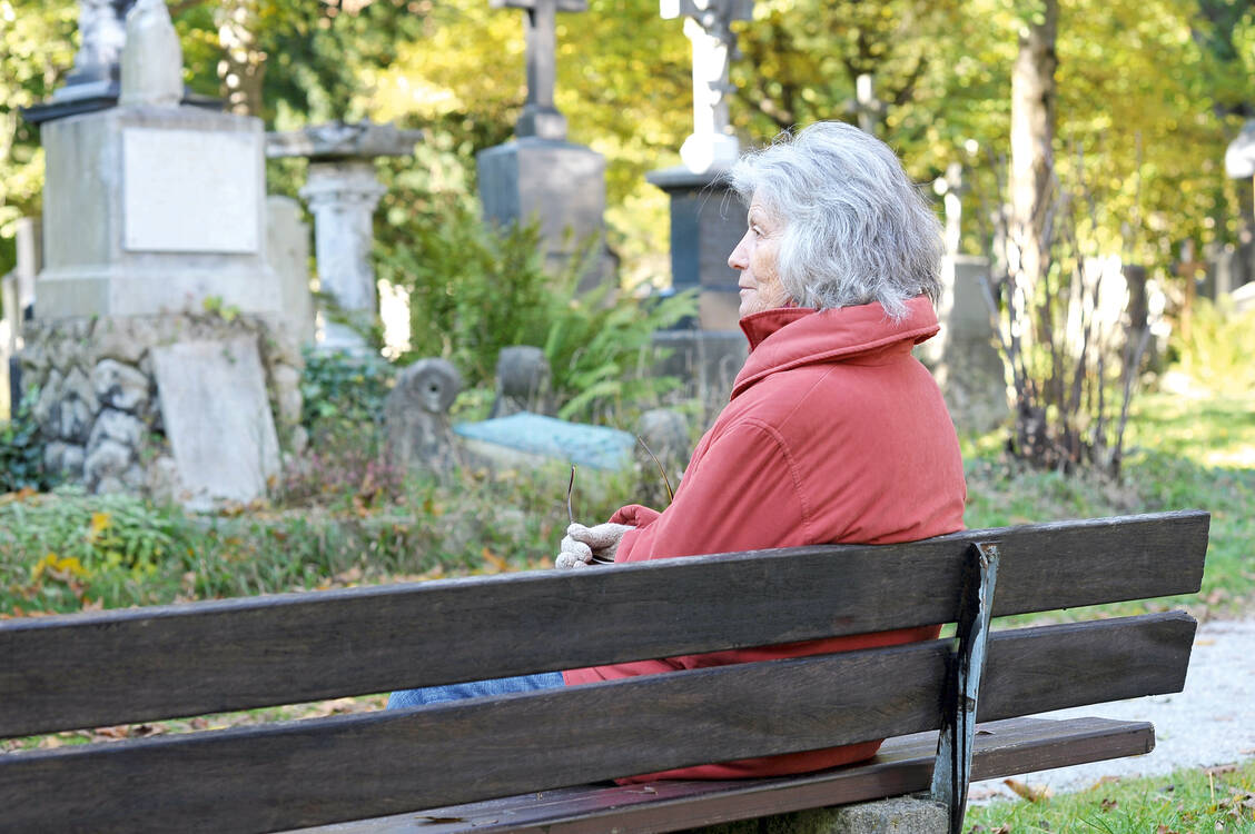 Dominiert die Trauer um einen lieben Menschen auch nach mehr als einem Jahr noch die Gedanken eines Hinterbliebenen, liegt möglicherweise eine persistierende komplexe Trauerstörung vor. / Foto: Fotolia/photophonie