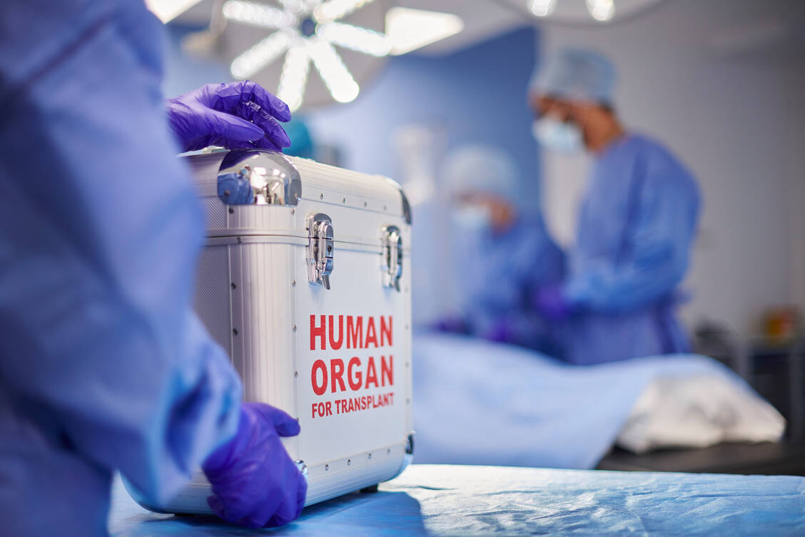 In den 45 deutschen Transplantationszentren sind im vergangenen Jahr 2985 Organe nach postmortaler Spende aus Deutschland und dem Verbund Eurotransplant übertragen worden. 2866 Patienten konnte so geholfen werden, doch warten weitere 8400 auf ein Spenderorgan. / Foto: Getty Images/sturti