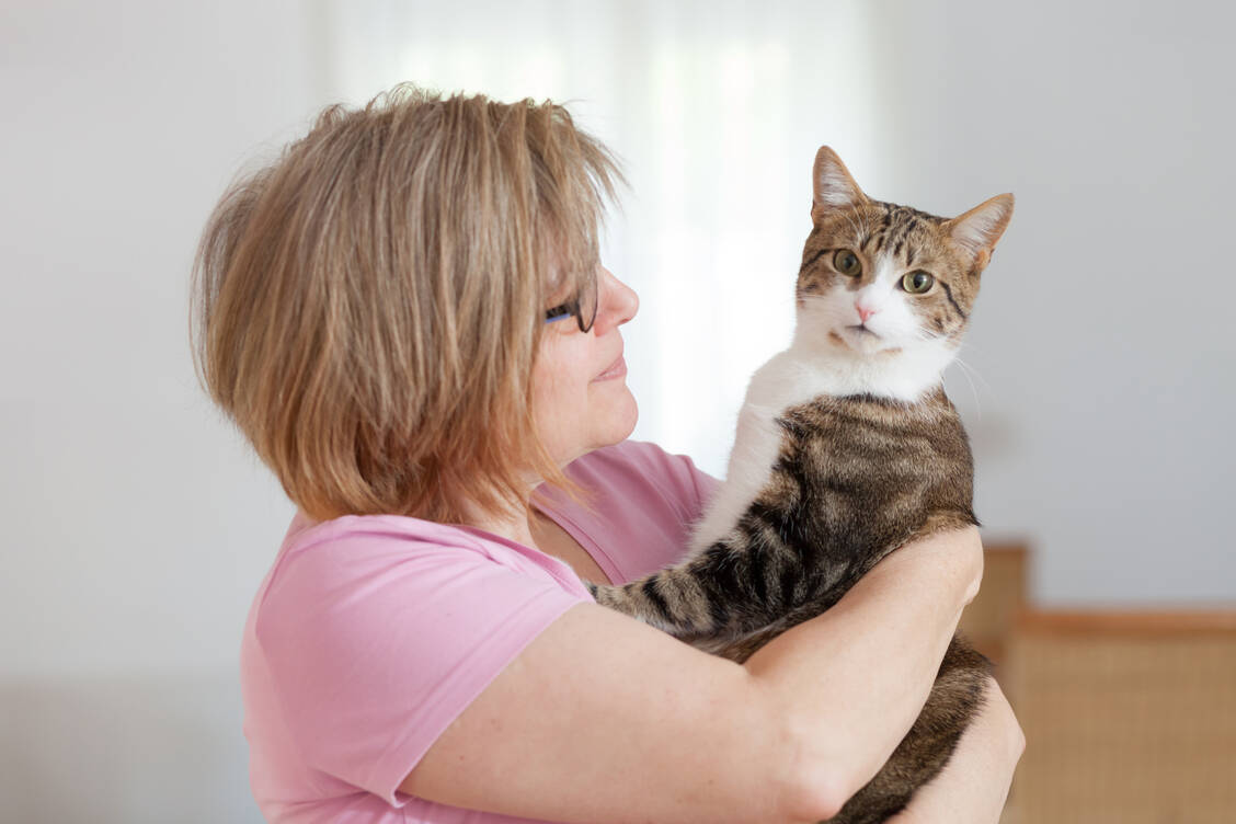 Estrogen-Gele zur Hormonersatztherapie werden meist auf die Oberarme aufgetragen – Um ihre Tiere vor einer Übertragung zu schützen, können Katzen- und Hundehalterinnen mit ihrer Ärztin besprechen, ob eine Applikation auf den Oberschenkeln eine Alternative sein kann. / © Getty Images/Waltraud Ingerl