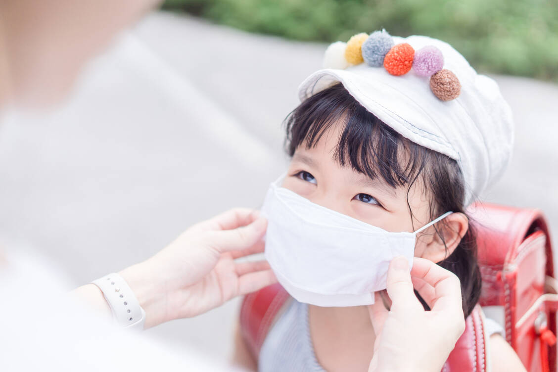 Je jünger Kinder sind, desto schwieriger ist es für sie und ihre Eltern, die Hygieneregeln zur Infektionsvermeidung wie Maskentragen einzuhalten. Hier könnte eine medikamentöse Prophylaxe sinnvoll sein. / Foto: Adobe Stock/MIA Studio