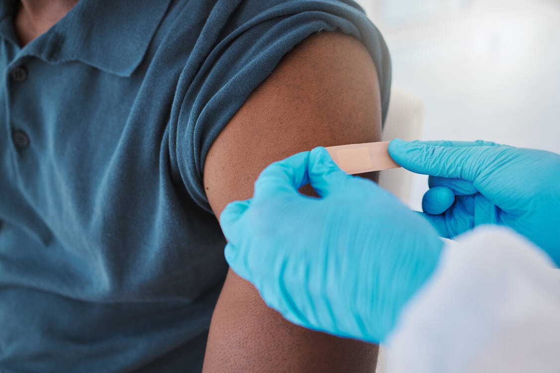 Impfungen wirken bei Immunsupprimierten weniger stark. Eine RSV-Impfung führt aktuellen Studiendaten zufolge trotzdem zu einer deutlichen Immunreaktion. / © Adobe Stock/peopleimages.com