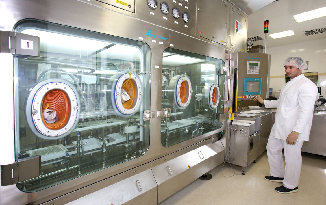 Nach der Formulierung des Impfstoffes wird dieser im Isolator in Spritzen abgefüllt. / Foto: GSK