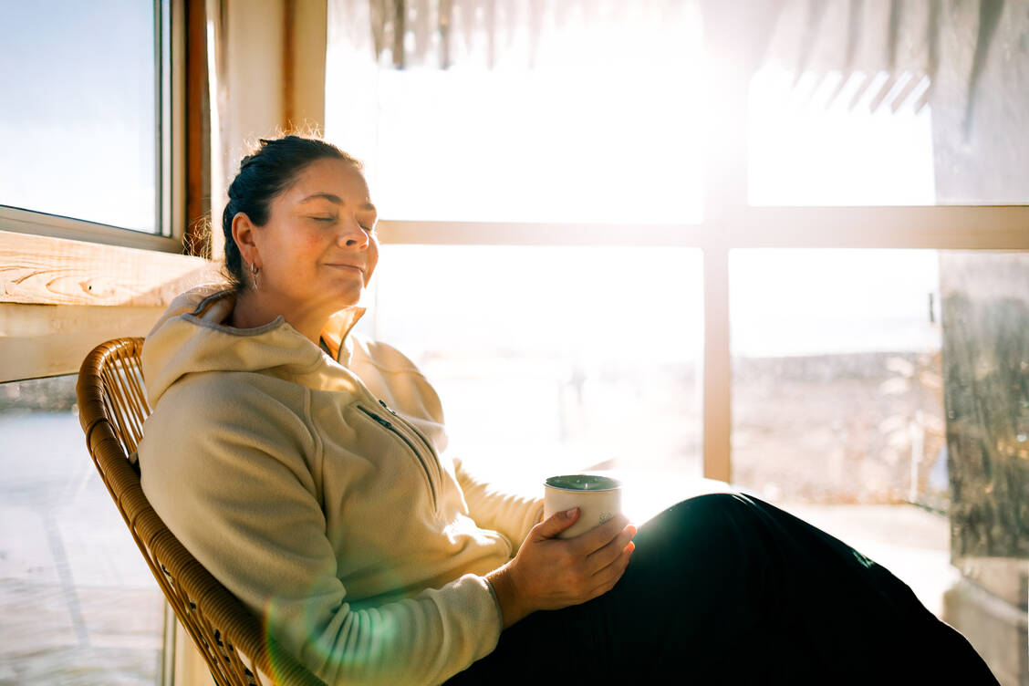 Hinter Fensterscheiben funktioniert die Vitamin-D-Produktion leider nicht, da die nötige UV-B-Strahlung fehlt. Personen, die sich kaum im Freien aufhalten, zählen zu den Risikogruppen für einen Vitamin-D-Mangel und sollten das Vitamin substituieren. / © Getty Images/Olga Pankova