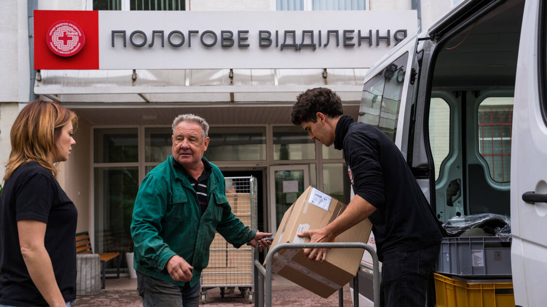 Eine Hilfslieferung wird in Lviv abgegeben. / © Apotheker ohne Grenzen