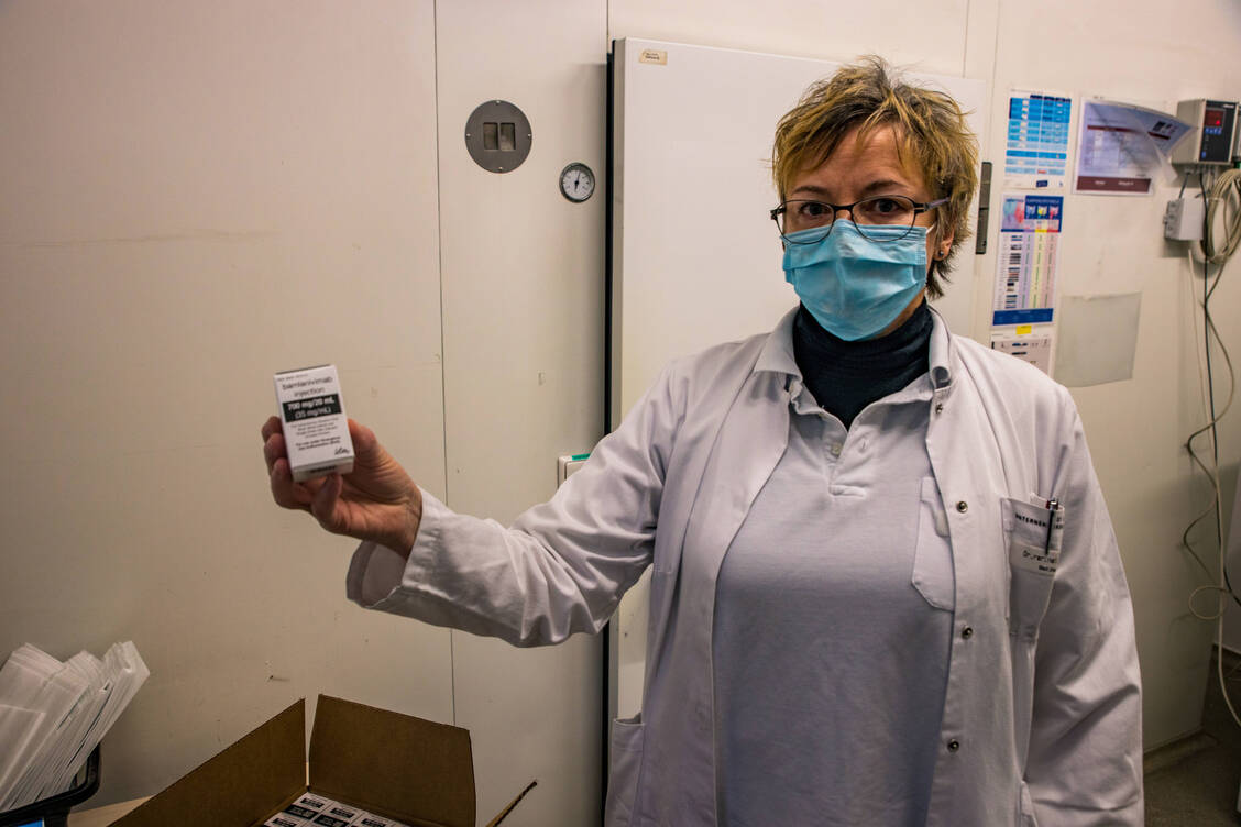 Im Januar hatten ausgewählte Krankenhausapotheken die monoklonalen Antikörper gegen Covid-19  erhalten, unter anderem auch  Apothekerin Anke Brandt, stellvertretende Leiterin des St. Georg-Klinikums Leipzig (hier ein Foto vom 21. Januar 2021). / Foto: imago images/Christian Grube