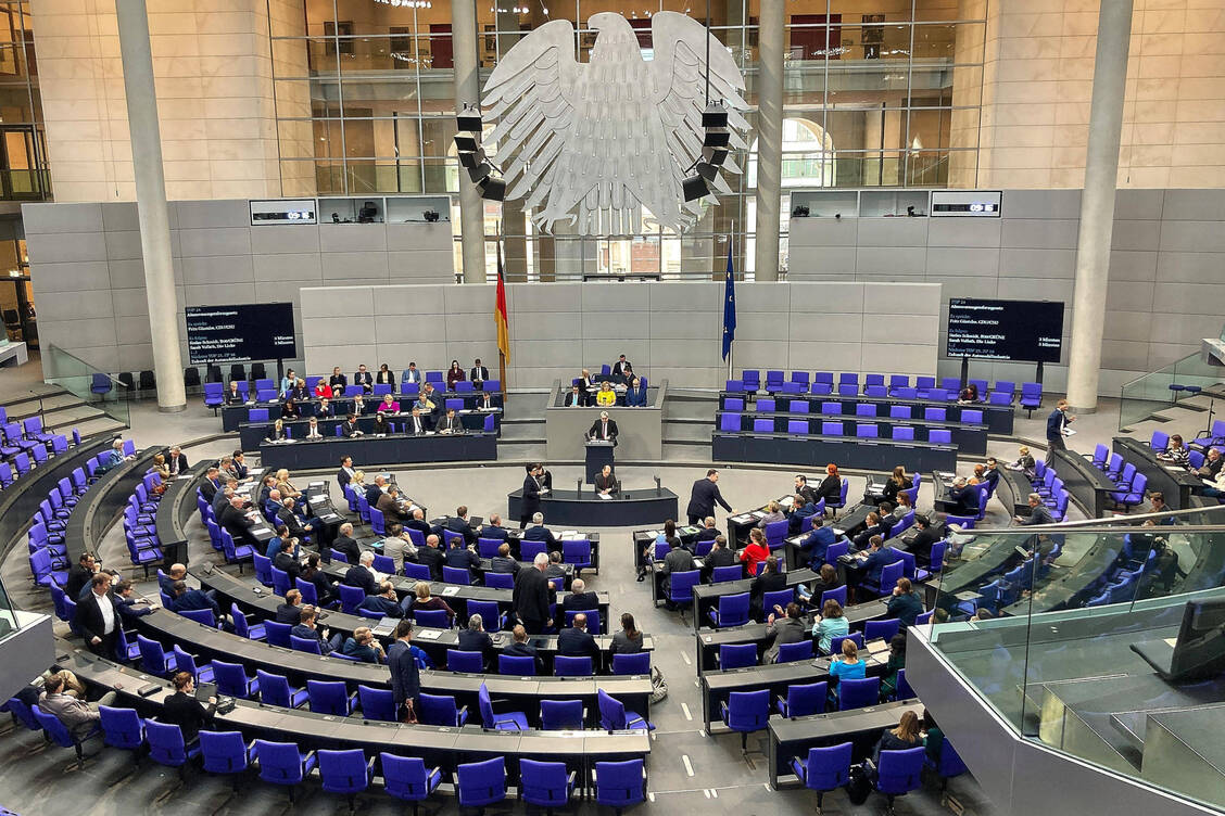 Wann sich das Bundestagsplenum abschließend mit dem ApoVWG befasst, ist unklar. / © Imago/dts Nachrichtenagentur