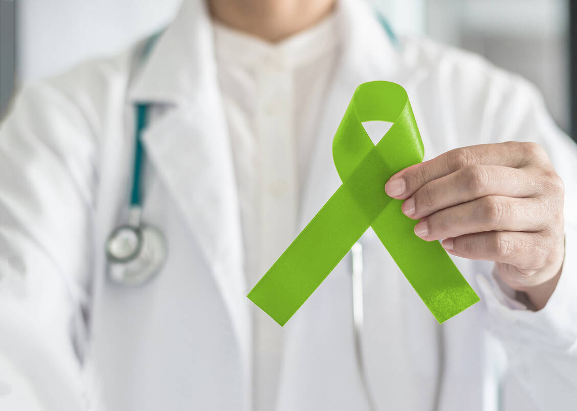 Mit der lindgrünen Schleife soll unter anderem auf Non-Hodgkin-Lymphome aufmerksam gemacht werden. / Foto: Adobe Stock/Chinnapong