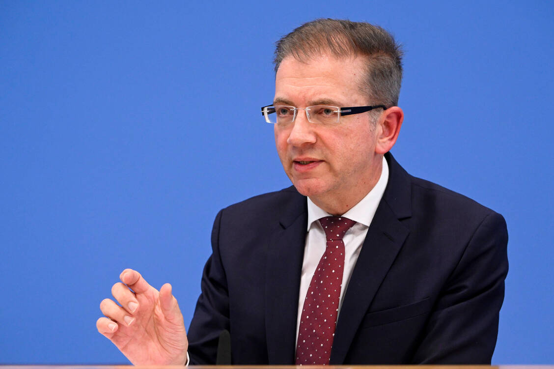 Der Bielefelder Gesundheitsökonom Professor Wolfgang Greiner ist Vorsitzender der Finanzkommission Gesundheit. Deren Bericht zur großen Strukturreform wird für Herbst erwartet. / © Imago/Breuel-Bild