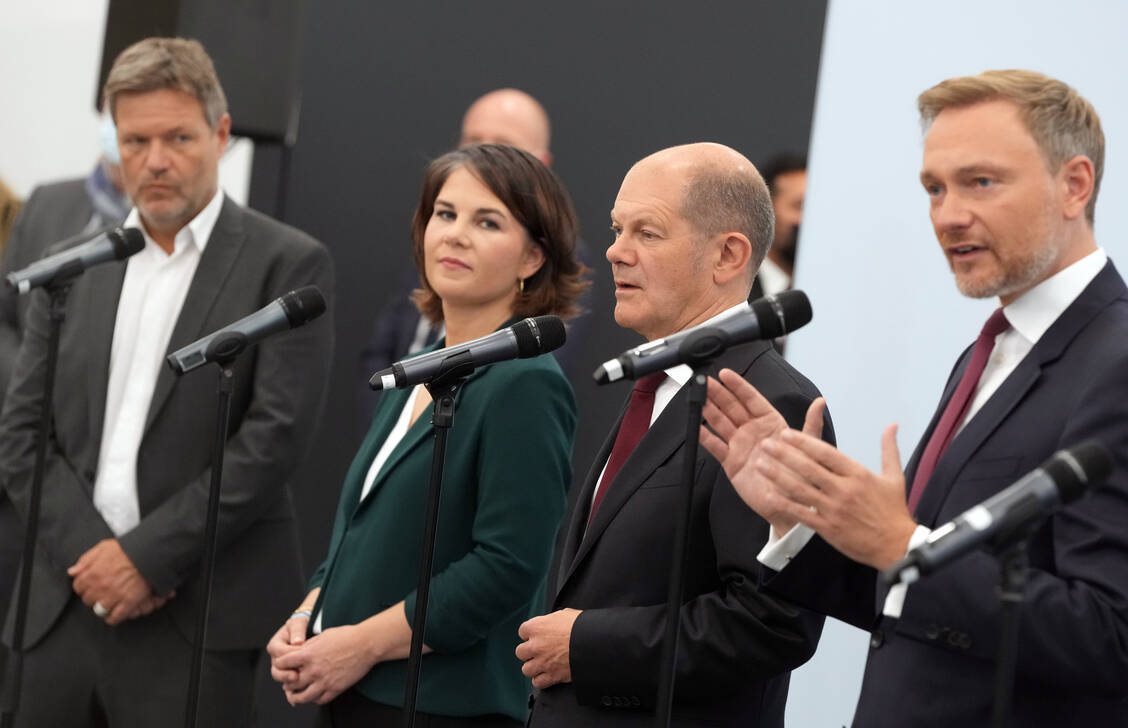 Die Spitze der Grünen, Robert Habeck und Annalena Baerbock, SPD-Spitzenkandidat Olaf Scholz sowie FDP-Chef Christian Lindner (v.l.) wollen gerne gemeinsam Koalitionsverhandlungen starten. / Foto: picture alliance/dpa | Kay Nietfeld