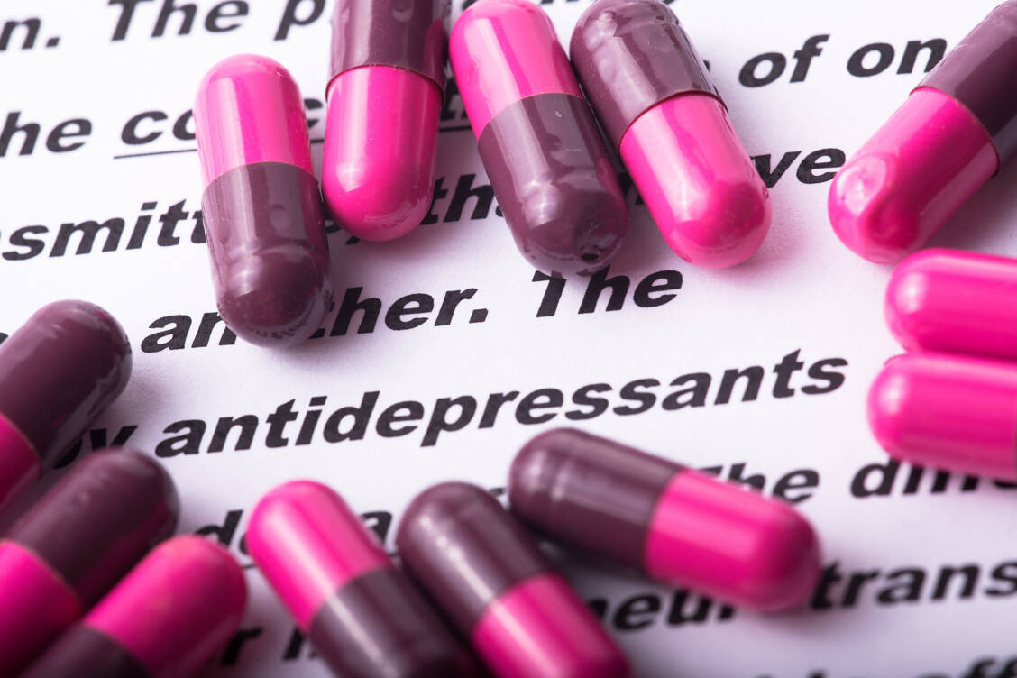 Tools wie ACB-Rechner, Nebenwirkungsvergleiche oder Rezeptorprofile können die Medikationsberatung bei Psychopharmaka unterstützen. / © Getty Images/Santyaga