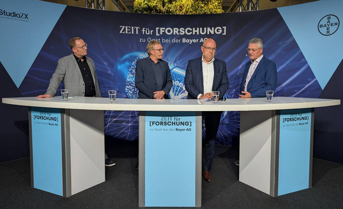 Jan Schweitzer (Moderator), Lothar Wieler (Hasso-Plattner-Institut), Holger Reithinger (Forbion) und Christopher Baum (Berlin Institute of Health at Charité)  (v.l.n.r.) sprechen über die Probleme des Standorts Deutschland. / © PZ/Brockfeld