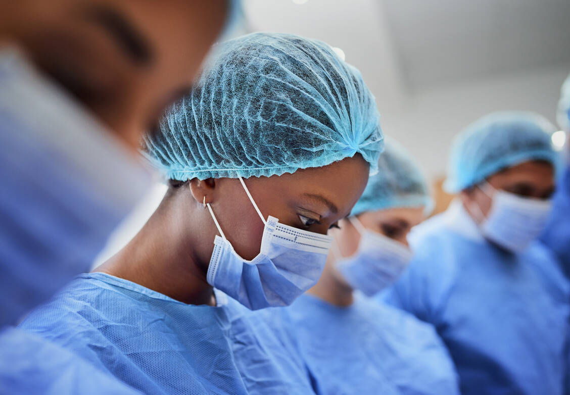 In Südafrika dominiert die Omikron-Variante das Infektionsgeschehen. Derzeit scheint die vierte Welle abzuflauen. Trotz hoher Neuinfektionszahlen lag die Zahl der Krankenhauseinweisungen deutlich unter denen vorangegangener Infektionswellen. / Foto: Getty Images/LaylaBird