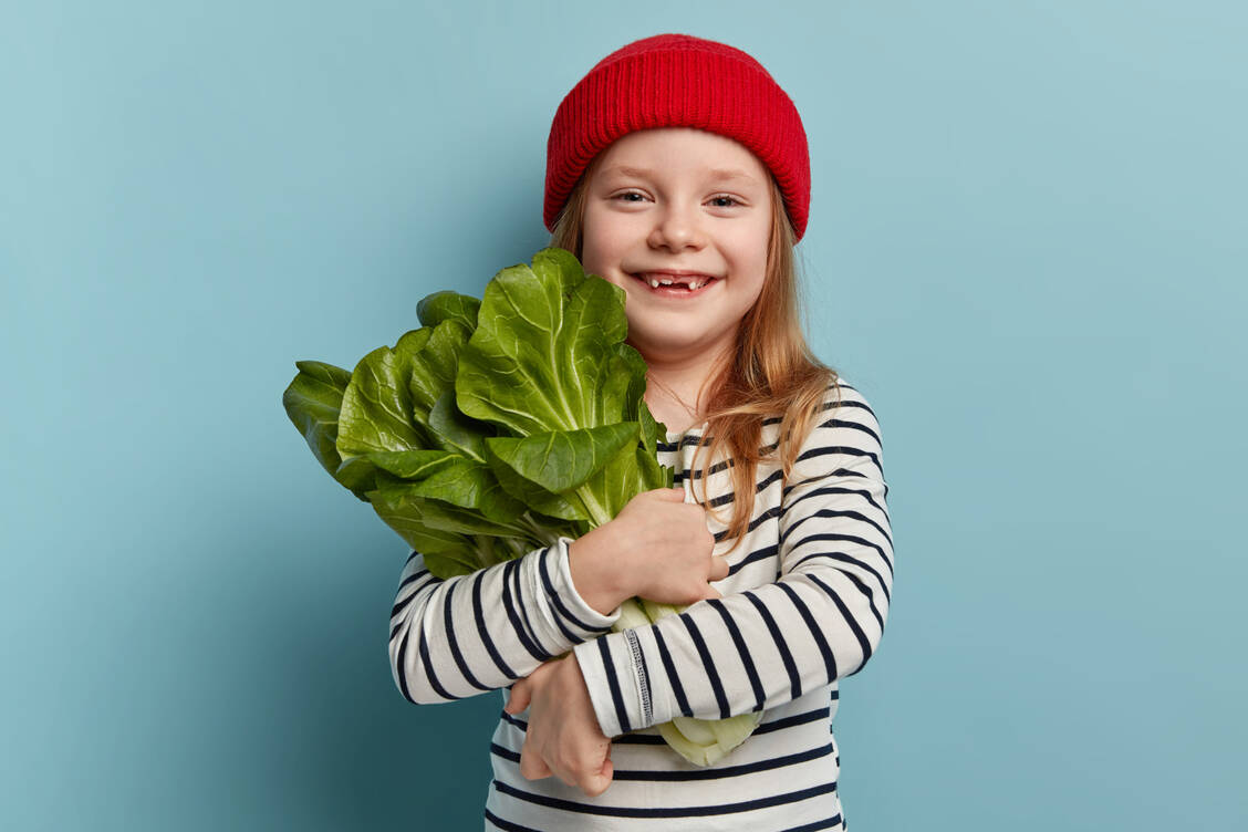 Eine Ernährung ohne Fleisch ist auch bei Kindern im Wachstum sicher, sollte aber Milchprodukte enthalten und auch ansonsten ausgewogen sein. / Foto: Adobe Stock/Wayhome Studio