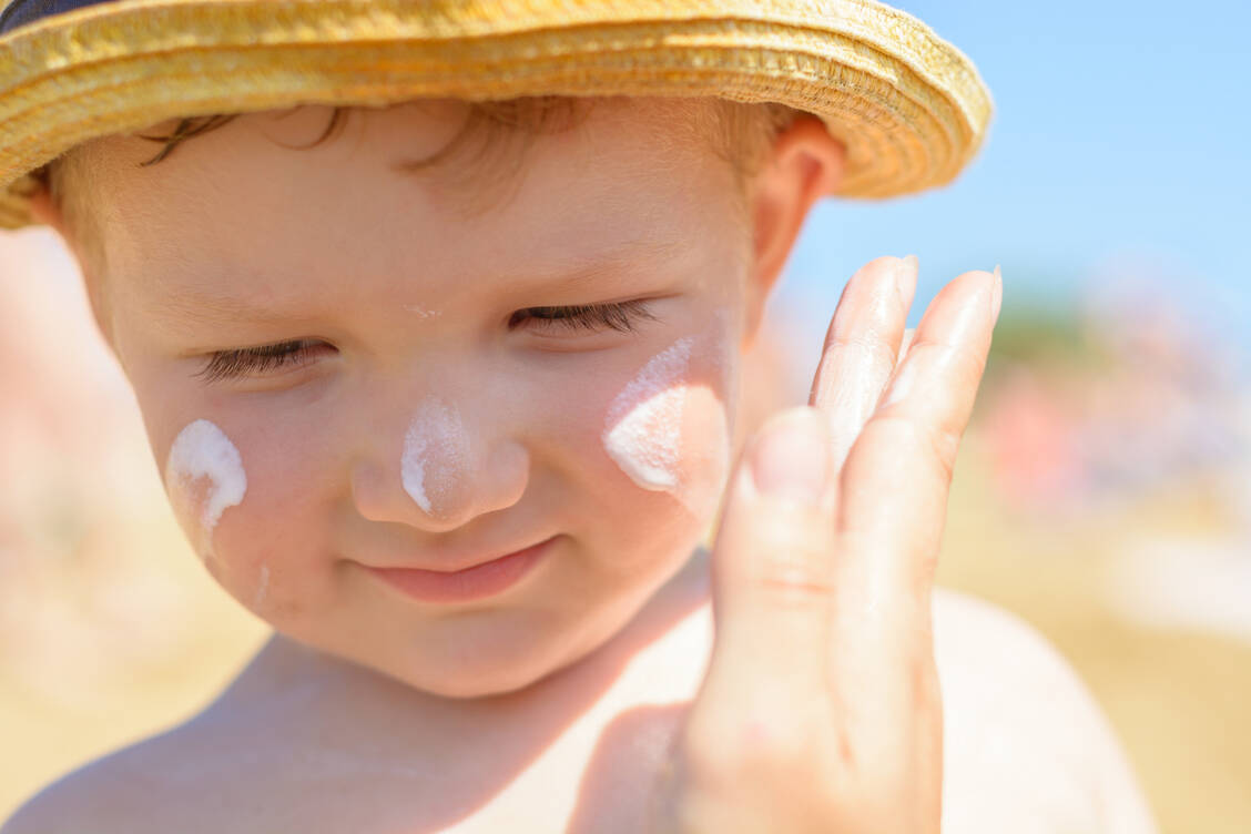 Jede Sonnencreme ist besser als ein Sonnenbrand.  / Foto: Adobe Stock/Alexander Penyushkin