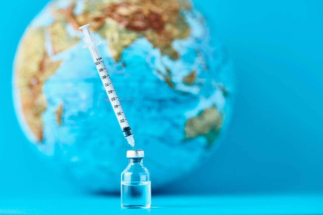 Impfungen und Therapien gegen Infektionen mit SARS-CoV-2 werden weiterhin der größte Treiber für Gesundheitsausgaben bleiben. / Foto: Getty Images/Aliaksandr Barysenka / EyeEm