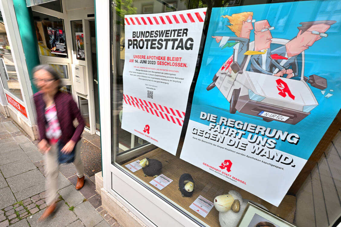 Diese Poster hängen derzeit in einem Großteil der Apotheken bundesweit. Die Entschlossenheit zur Protestteilnahme am 14. Juni ist groß. / Foto: Imago/Rolf Poss