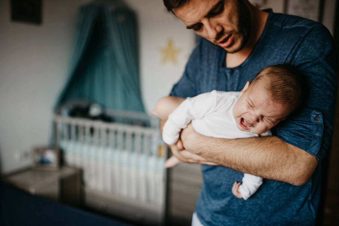 Simeticon gehört in die Hausapotheke von Eltern mit kleinen Kindern: Bei Koliken durch zu viel Luft im Bauch kann es Linderung bringen und bei Spülmittelvergiftungen sogar lebensrettend sein. / Foto: Getty Images/Anchiy