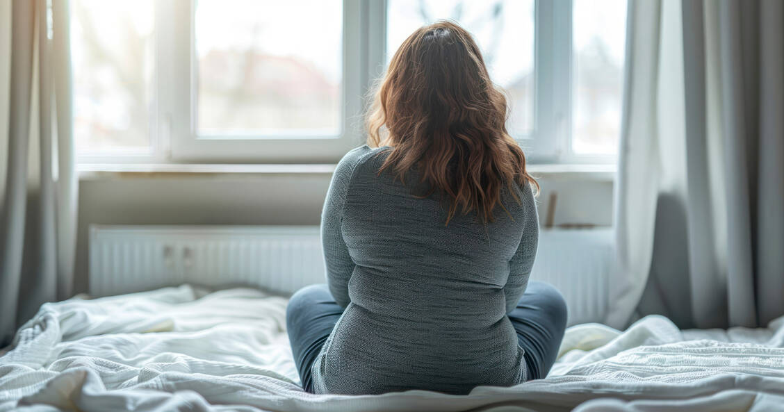 Gewichtszunahme ist eine Nebenwirkung vieler Antidepressiva, die Betroffene oft stark belastet. / Foto: Adobe Stock/lander