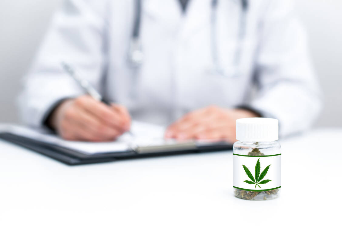 Wird Cannabis vom Arzt verordnet, ist die aktive Teilnahme am Straßenverkehr nach Konsum nur dann strafbar, wenn der Fahrer Auffälligkeiten oder Ausfallerscheinungen zeigt. / Foto: Adobe Stock/MKS