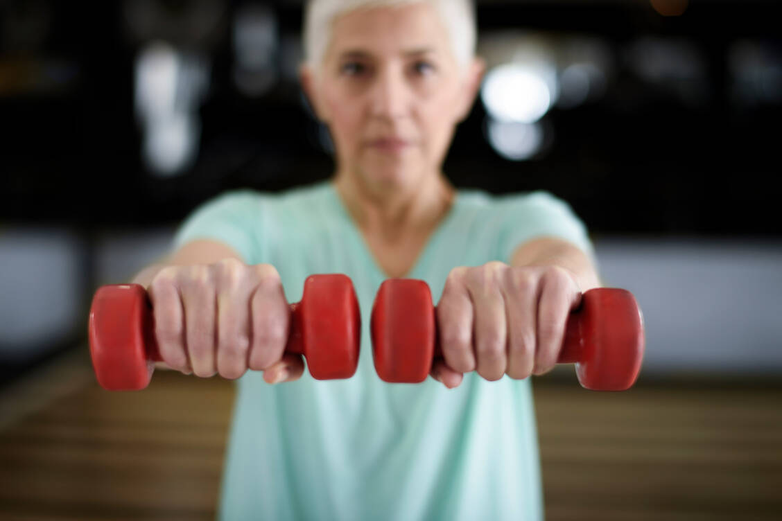 Patienten mit Myositis sollten körperlich aktiv sein, um die Muskelkraft zu erhalten.  / © Getty Images/Extreme Media