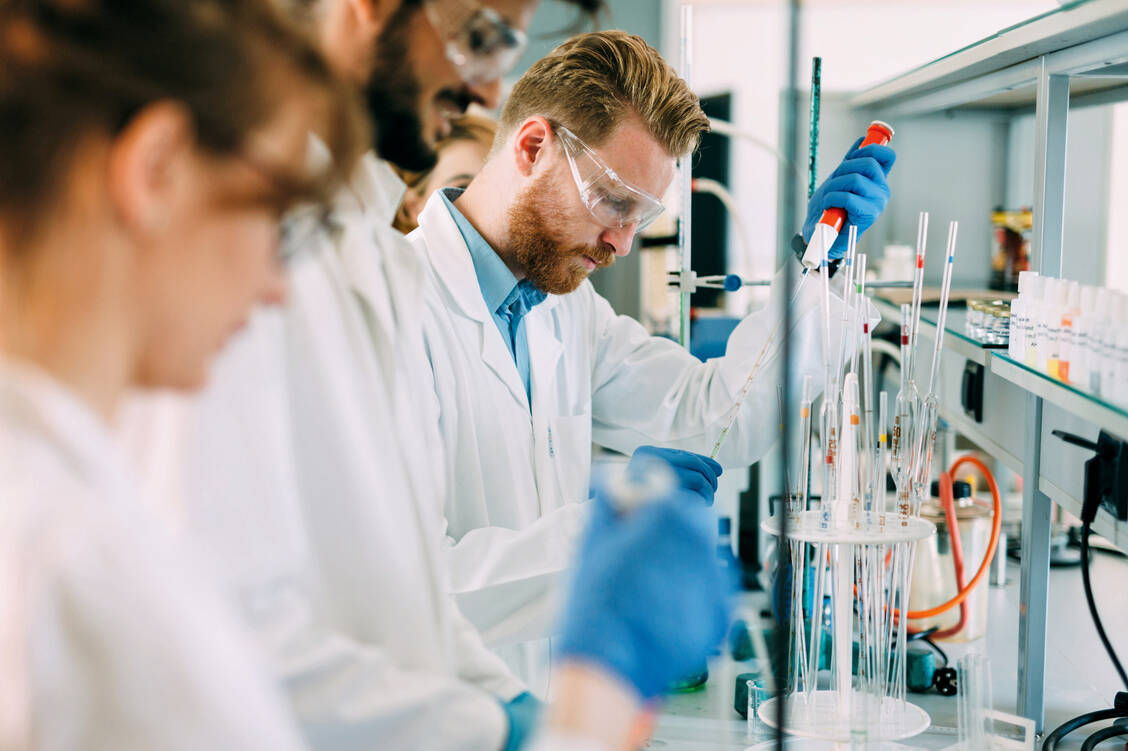 Dicht an dicht im Labor titrieren? Undenkbar in Pandemiezeiten. / Foto: Fotolia/nd3000