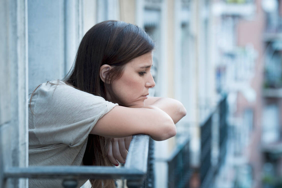 Die zur Eindämmung von Covid-19 eingeführten Maßnahmen könnten mit erheblichen Auswirkungen auf das psychische Wohlbefinden verbunden sein. / Foto: Fotolia/Wordley Calvo Stock