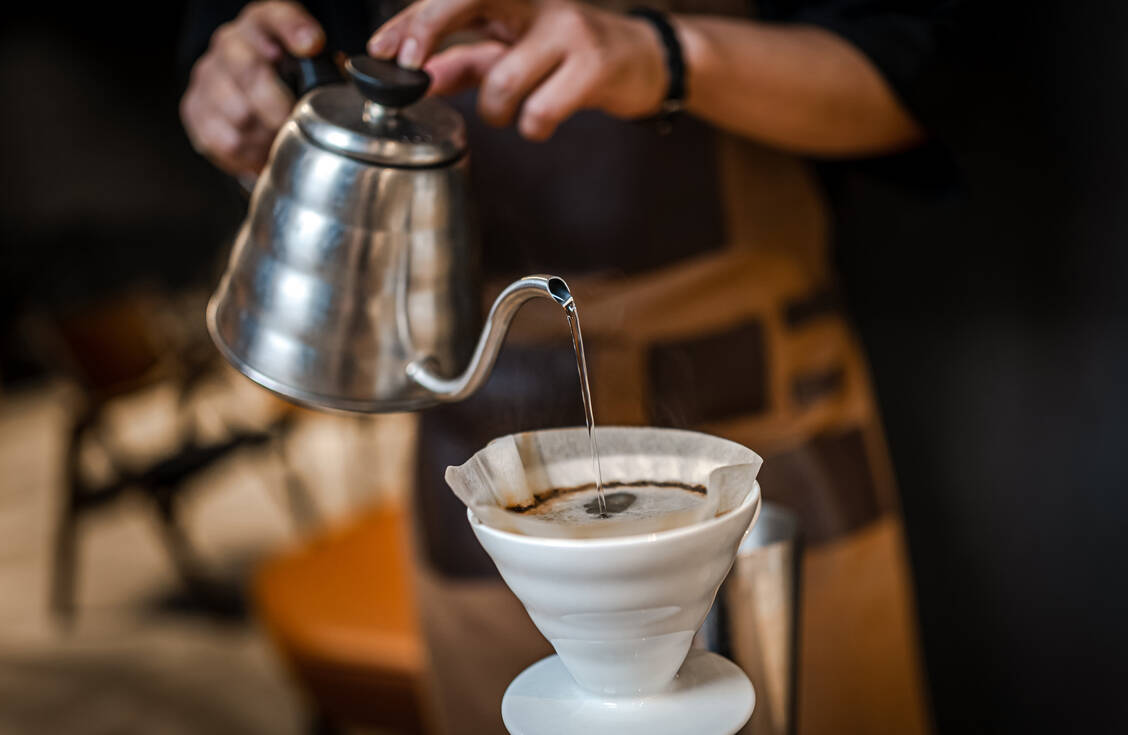Wasserstrom im Kaffeepulver: eine Frage der richtigen Technik. / © Getty Images/Kemal Yildirim