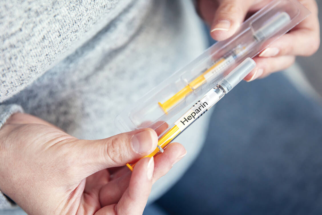 Mittlerweile ist es Standard, dass Covid-19-Patienten bei Einlieferung ins Krankenhaus ein Heparin erhalten, sofern keine Kontraindikation vorliegt. Eine US-Studie bestätigt den Nutzen dieses Vorgehens. / Foto: Getty Images/baloon111