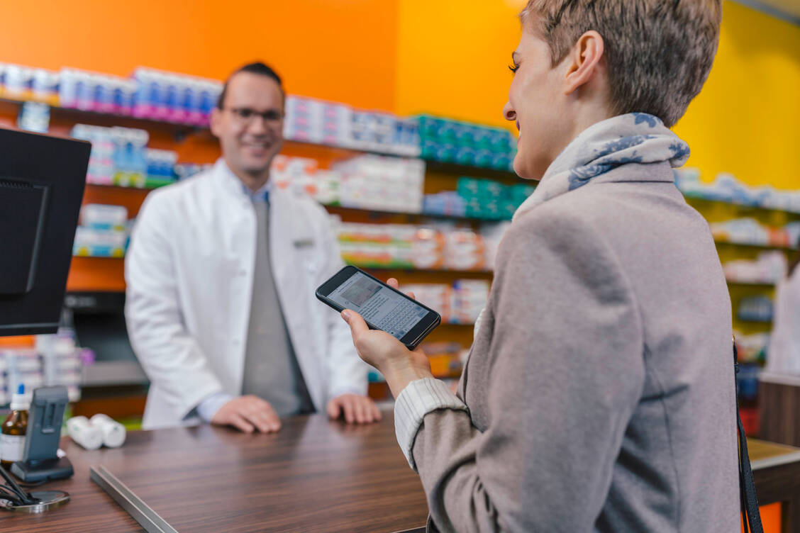 In Zukunft können die Patienten ihre Verordnungen der Apotheke auch via Smartphone übermitteln. In einem Live-Webcast erläutert die PZ die neuen Prozesse in der Apotheke. / Foto: imago/Westend61