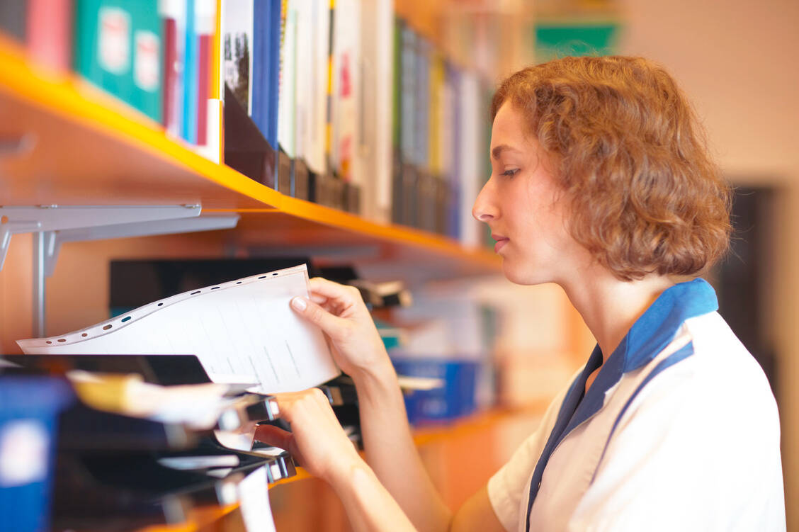 Apotheken, die Coronavirus-Schnelltests durchführen, müssen einige Unterlagen und Nachweise bis zum 31. Dezember 2024 aufbewahren. / Foto: Fotolia/Robert Kneschke