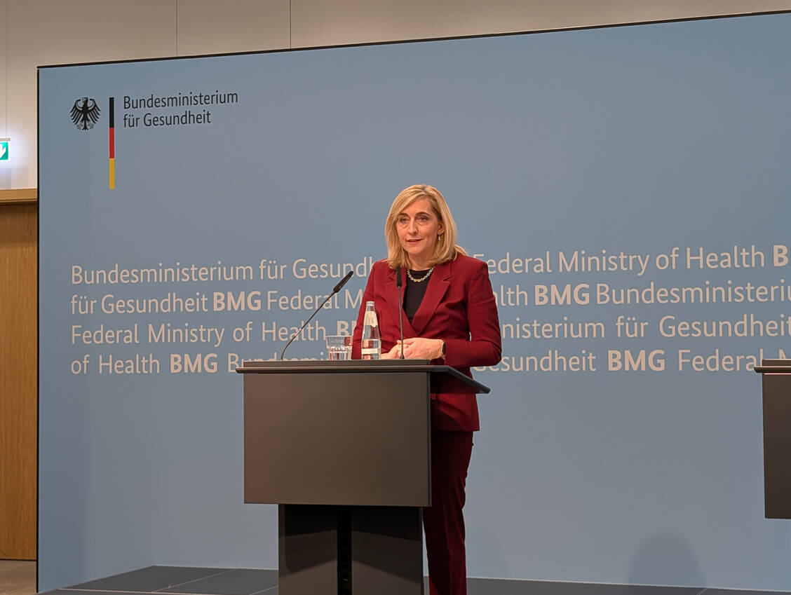 Bundesgesundheitsministerin Nina Warken (CDU) äußerte sich zum Apothekenfixum. / © PZ/Brockfeld