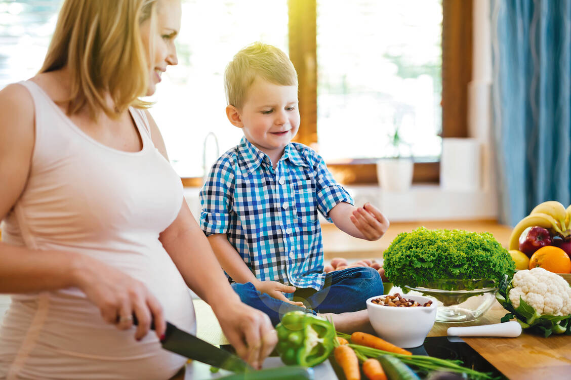 Gesunde Ernährung in der Schwangerschaft soll auch einer übermäßigen Gewichtszunahme vorbeugen.  Foto: iStock/nd3000